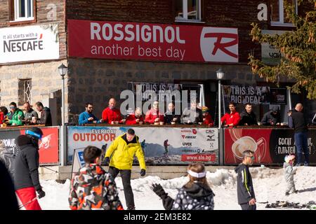 Moniteurs de ski et enseignants ayant une pause déjeuner par temps ensoleillé à la cabane Aleko dans la montagne Vitosha Sofia, Bulgarie, Europe de l'est, UE Banque D'Images