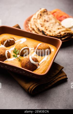 Le curry de Malai Kofta est un plat de cuisine indienne avec des pommes de terre cottage boulettes frites au fromage avec sauce tomate à l'oignon et épices Banque D'Images