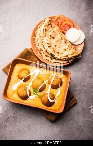 Le curry de Malai Kofta est un plat de cuisine indienne avec des pommes de terre cottage boulettes frites au fromage avec sauce tomate à l'oignon et épices Banque D'Images