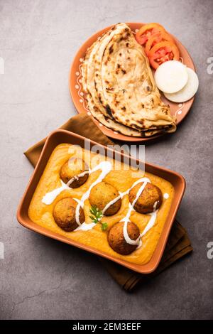 Le curry de Malai Kofta est un plat de cuisine indienne avec des pommes de terre cottage boulettes frites au fromage avec sauce tomate à l'oignon et épices Banque D'Images