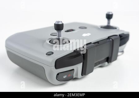 Héraklion, Grèce - 05 octobre 2020 : télécommande DJI Mavic Air 2 sur fond blanc. Banque D'Images