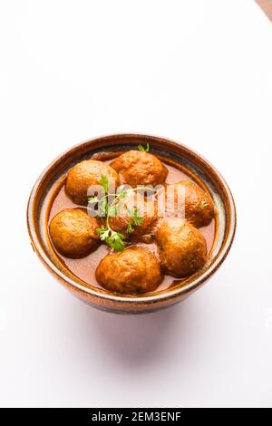 Le curry de Malai Kofta est un plat de cuisine indienne avec des pommes de terre cottage boulettes frites au fromage avec sauce tomate à l'oignon et épices Banque D'Images