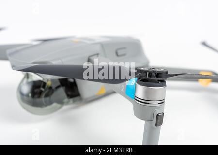 Héraklion, Grèce - 05 octobre 2020: DJI Mavic Air 2 quadcopter sur fond blanc. Banque D'Images