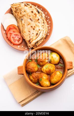 Délicieux Dum Aloo ou pommes de terre entières curry épicé est un Recette populaire de plat principal de l'Inde Banque D'Images