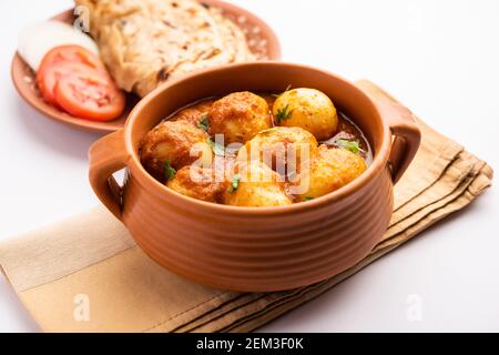 Délicieux Dum Aloo ou pommes de terre entières curry épicé est un Recette populaire de plat principal de l'Inde Banque D'Images