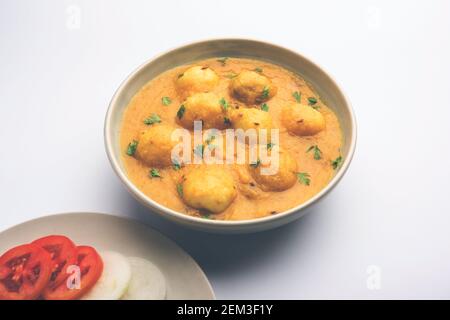 Délicieux Dum Aloo ou pommes de terre entières curry épicé est un Recette populaire de plat principal de l'Inde Banque D'Images