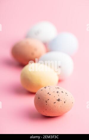 Œufs de pâques au chocolat coloré. Œufs sucreries sur fond rose. Banque D'Images