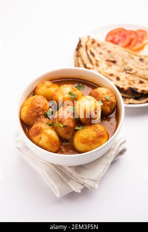 Délicieux Dum Aloo ou pommes de terre entières curry épicé est un Recette populaire de plat principal de l'Inde Banque D'Images