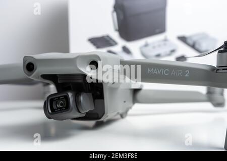 Héraklion, Grèce - 05 octobre 2020: DJI Mavic Air 2 quadcopter sur fond blanc. Banque D'Images