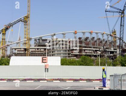 QATAR, Doha, chantier de Khalifa International Stadium pour FIFA World Cup 2022, construit par l'entrepreneur midmac et Sixt contrat / KATAR, Doha, Baustelle Khalifa International Stadium fuer die FIFA 2022 Fussballweltmeisterschaft Banque D'Images