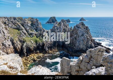 L'océan atlantique à la pointe de Pen-Hir, un cap sur la péninsule de Crozon dans le Finistère, Bretagne, France Banque D'Images