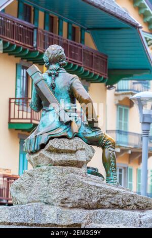 Chamonix Mont-blanc, France - 4 octobre 2019 : vue arrière de la statue du Dr Gabriel Paccard dans le centre de la station balnéaire française Banque D'Images