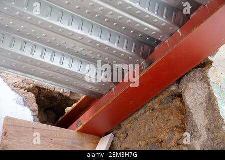 Détail de la tôle de revêtement métallique et de la poutre en fer sur le chantier de construction. Revêtement de sol pour dalle de béton armé. Terrasse en composite Banque D'Images