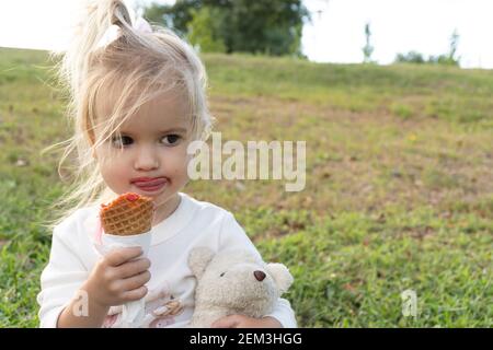 Mignonne petite crème glacée caucasienne d'enfant Banque D'Images