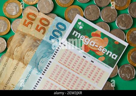 Minas Gerais, Brésil - 22 février 2021 : billets en espèces, pièces et billets de loterie Caixa Mega Sena Banque D'Images