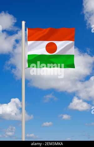 Drapeau du Niger contre ciel bleu nuageux, Niger Banque D'Images