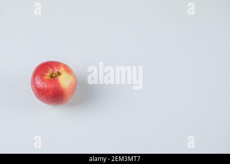 Une pomme rouge isolé sur fond blanc Banque D'Images