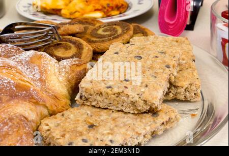 Plat de gâteaux assortis sur une table de petit-déjeuner Banque D'Images