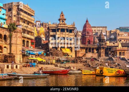 Varanasi, Inde - 11 novembre 2015. Manikarnika Ghat, le plus grand crématorium de la ville, où des piles de bois sont utilisées pour les pyres funéraires hindous extérieurs. Banque D'Images