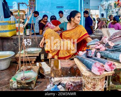 Pondichéry, Inde - 17 janvier 2016. Une femme indienne qui vend du thon dans une cabine de la section du poisson frais du marché public. Banque D'Images