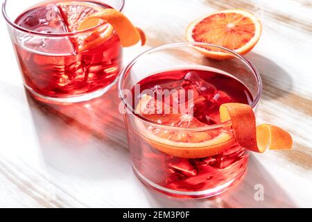 Negroni cocktail avec des oranges de sang, sur fond de bois Banque D'Images