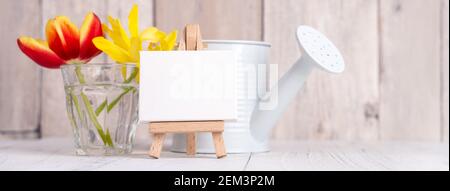 Fleur de tulipe dans vase en verre sur table en bois fond de mur pour le concept de la fête des mères. Banque D'Images