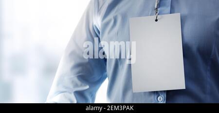 personne en chemise bleue avec badge d'identité vierge. espace pour copier Banque D'Images