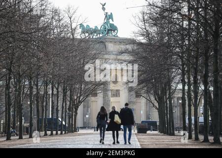 Berlin, Allemagne. 24 février 2021. Les gens marchent à travers le Tiergarten jusqu'à la porte de Brandebourg. Credit: Kira Hofmann/dpa-Zentralbild/dpa/Alay Live News Banque D'Images