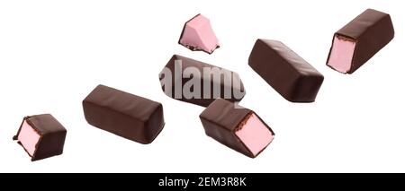 Bonbons au chocolat avec soufflé aux fraises isolés sur fond blanc Banque D'Images