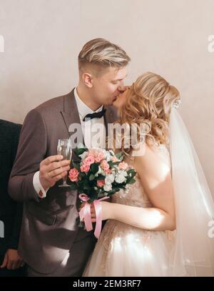 gros plan. mariée et marié avec des verres de champagne s'embrassant les uns les autres. Banque D'Images