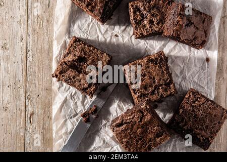 Morceaux de brownies faits maison sur une table en bois Banque D'Images