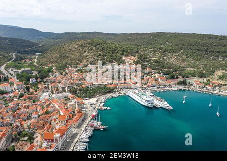 Tir de drone aérien de ferry de croisière au port de la mer Adriatique Sur l'île de vis en Croatie en été Banque D'Images