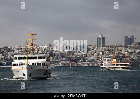 Ferry traditionnel à Kadikoy. Ferry pour passagers dans le bosphore d'istanbul. Banque D'Images