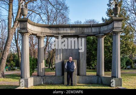 Cimetière Friedhof Sophien ll à Mitte, Berlin, Allemagne. Homme âgé de plus en plus debout devant une ancienne tombe avec des colonnes et des urnes en pierre Banque D'Images