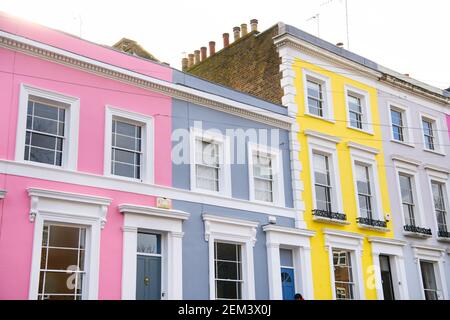 Londres, Royaume-Uni. 24 février 2021. Maisons colorées de Notting Hill, à l'ouest de Londres. Le jour férié annoncé en 2020 devrait être prolongé jusqu'à la fin du mois de juin, dans le cadre des mesures budgétaires annoncées la semaine prochaine par le chancelier Rishi Sunak. Date de la photo: Mercredi 24 février 2021. Le crédit photo devrait se lire: Matt Crossick/Empics/Alamy Live News Banque D'Images