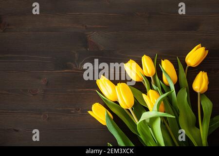 belle tulipe jaune fleurs plat posé sur fond en bois Banque D'Images
