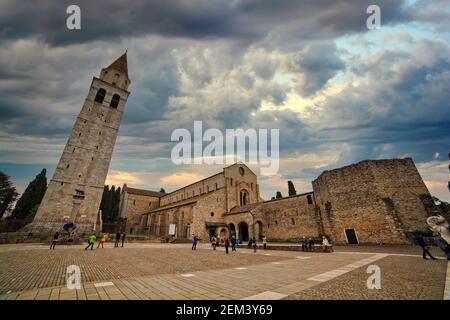 Vue sur la Basilique Santa Maria Assunta et clocher d'Aquilée, en Italie. Aquilée est classé au Patrimoine Mondial de l'UNESCO Banque D'Images