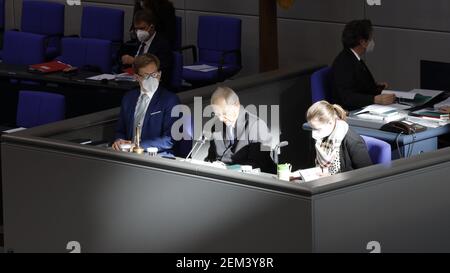 Berlin, Allemagne. 24 février 2021.Wolfgang Schäuble, Président du Bundestag allemand, préside la 211e session plénière du Parlement. Le Bundestag est basé dans le bâtiment Reichstag depuis 1999. Le bâtiment historique du Reichstag, situé sur la Platz der Republik 1 de Berlin, dans le quartier de Mitte, a été modernisé selon un design de Sir Norman Foster et est considéré comme le lieu de naissance du parlementarisme allemand. Banque D'Images