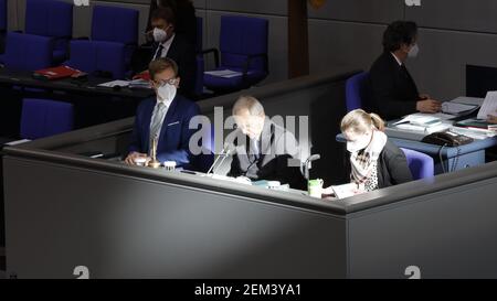 Berlin, Allemagne. 24 février 2021.Wolfgang Schäuble, Président du Bundestag allemand, préside la 211e session plénière du Parlement. Le Bundestag est basé dans le bâtiment Reichstag depuis 1999. Le bâtiment historique du Reichstag, situé sur la Platz der Republik 1 de Berlin, dans le quartier de Mitte, a été modernisé selon un design de Sir Norman Foster et est considéré comme le lieu de naissance du parlementarisme allemand. Banque D'Images