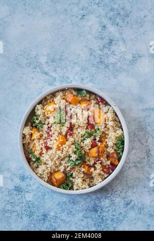 Fall Kale, Citrouille De Courge Noyer, Grenade Et Salade De Quinoa Banque D'Images