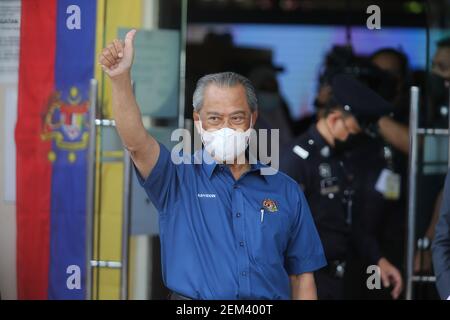 Putrajaya, Malaisie. 20 février 2021. Le Premier ministre Muhyiddin Yassin lève le pouce à son arrivée dans un bureau de district sanitaire pour la première dose de vaccin Pfizer-BioNTech COVID-19 à Putrajaya.Malaysia lancera le plus grand programme d'immunisation jamais réalisé dans le pays. 532 centres de vaccination à l'échelle nationale sont sur le point de lancer le Programme national d'immunisation COVID-19 à compter du 24 février 2021. La première phase comprendra 500,000 membres du personnel médical et non médical. Crédit : Calvin Pan/SOPA Images/ZUMA Wire/Alay Live News Banque D'Images