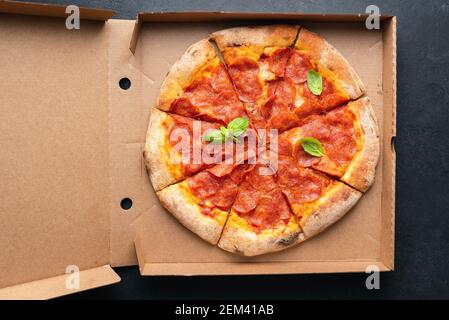 Pizza au pepperoni dans une boîte en carton. Livraison de pizza. Vue de dessus Banque D'Images