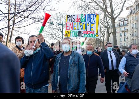 Les pilotes de VTC et de livraison de vélos se sont rassemblés à côté de l'Assemblée nationale pour protester contre les futures réglementations européennes favorables à Uber et à des sociétés similaires à Paris, en France, le 24 février 2021. Photo de Pierrick Villette/avenir Pictures/ABACAPRESS.COM Banque D'Images