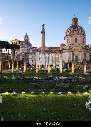 Rome. Italie. Forum de Trajan (Foro di Traiano), les colonnes de granit de la basilique d'Ulpia se trouvent au premier plan, la colonne de Trajan (AD 113) behin Banque D'Images