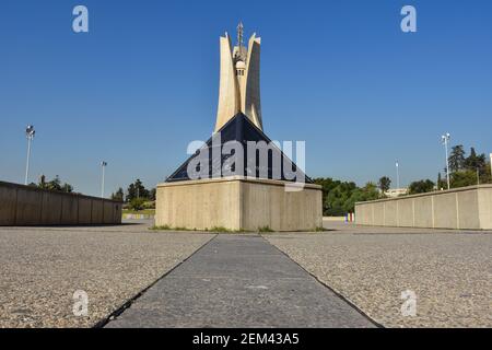 Vue à angle bas du monument Maqam Echahid Banque D'Images