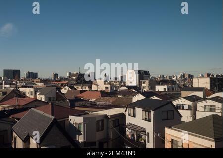 30.12.2017, Tokyo, Japon, Asie - vue sur les bâtiments résidentiels dans la région densément peuplée de Tokyo, entre la ville de Yokohama et Tokyo. Banque D'Images