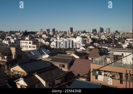 30.12.2017, Tokyo, Japon, Asie - vue sur les bâtiments résidentiels dans la région densément peuplée de Tokyo, entre la ville de Yokohama et Tokyo. Banque D'Images