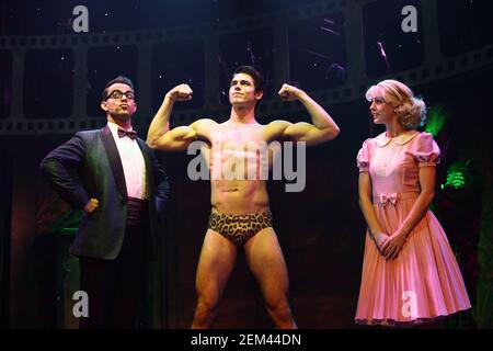 Ben Forster, Dominic Andersen (au milieu) et Haley Flaherty dans le Rocky Horror Show se sont produits sur scène lors d'une conférence de presse au Playhouse Theatre de Lon Banque D'Images