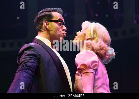 Ben Forster et Haley Flaherty dans le Rocky Horror Show Exécution sur scène lors d'un appel de presse au Playhouse Théâtre dans le West End de Londres Banque D'Images