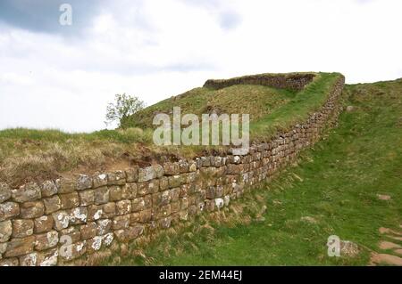 Hadrien mur pierre construite par des soldats romains soldats envahissent les envahisseurs Scotch écossais Scotch Écosse courbe fort colline vue sur le fort Pennine Way Banque D'Images